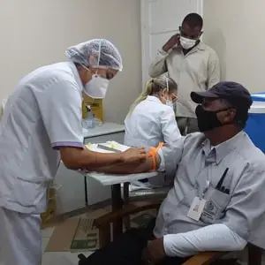 Colaboradores do Campo Santo recebem visita de médicos da APS para realização de exames